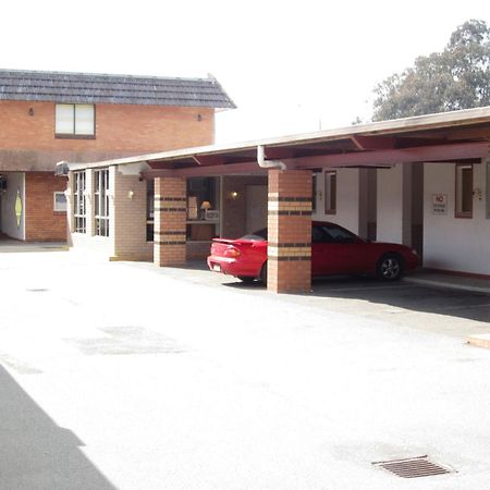 Canberra Lyneham Motor Inn ภายนอก รูปภาพ