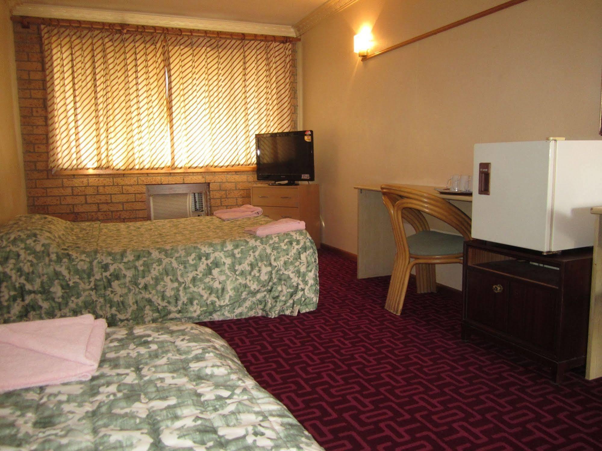 Canberra Lyneham Motor Inn ภายนอก รูปภาพ
