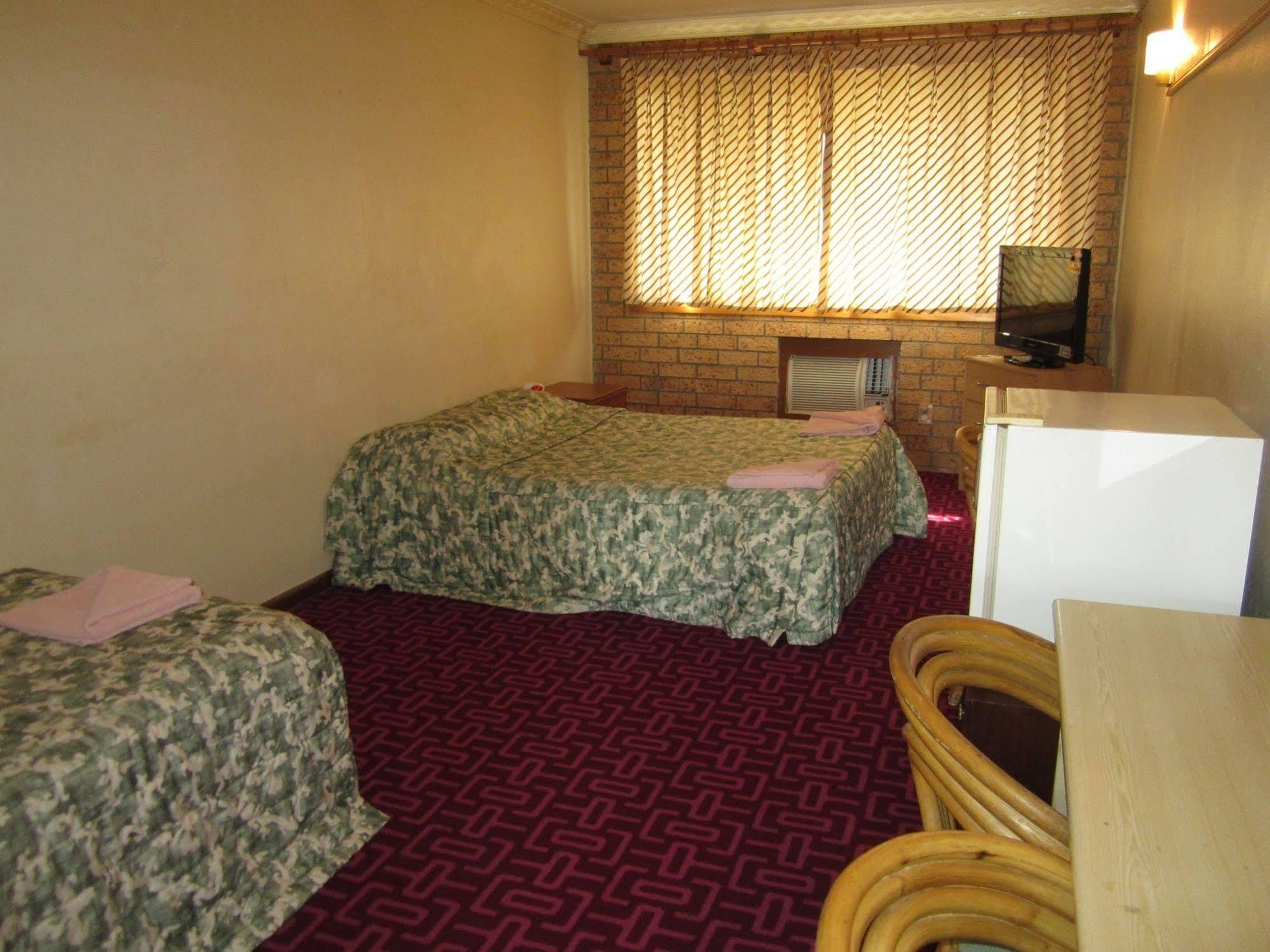 Canberra Lyneham Motor Inn ภายนอก รูปภาพ