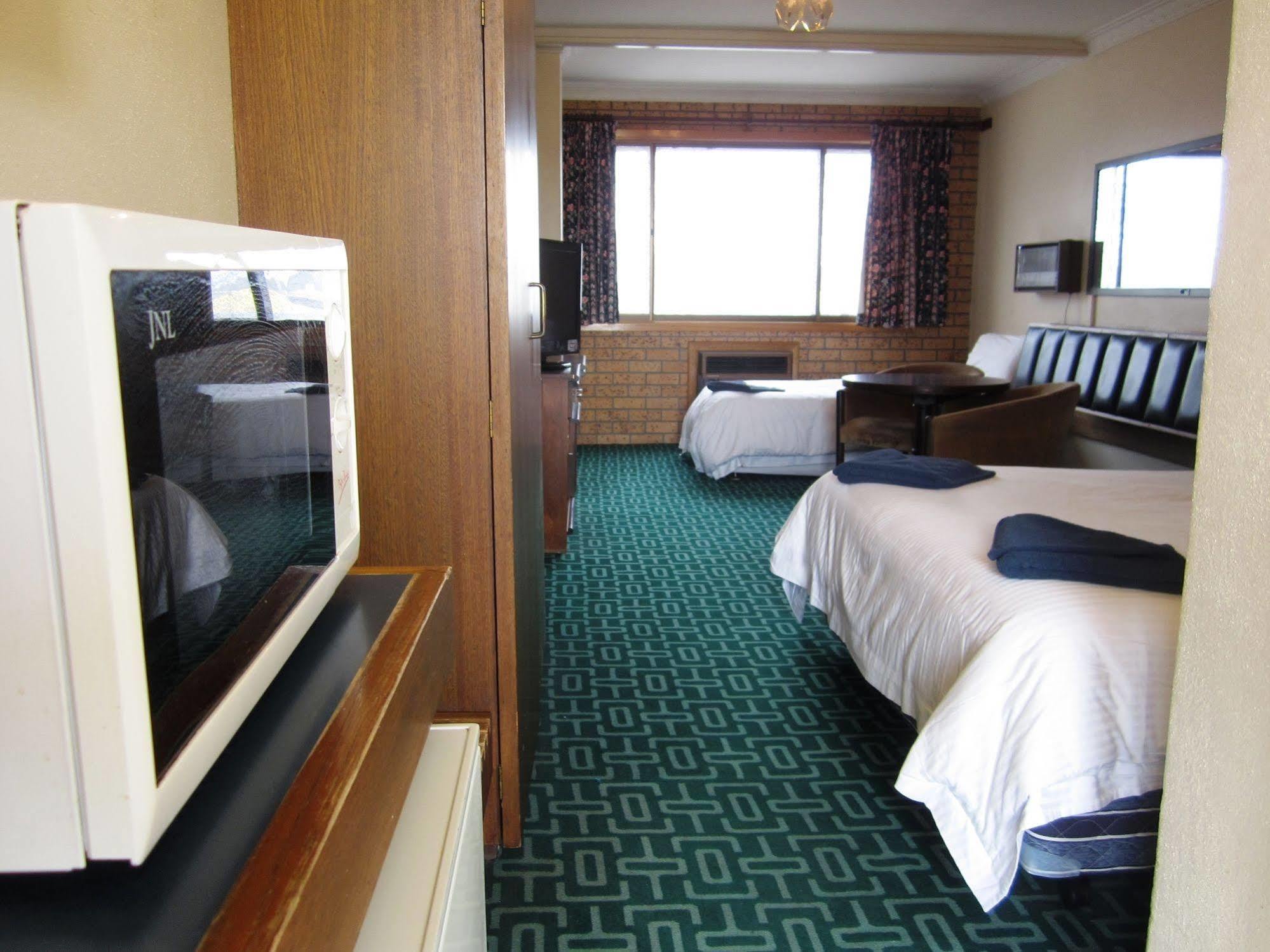 Canberra Lyneham Motor Inn ภายนอก รูปภาพ