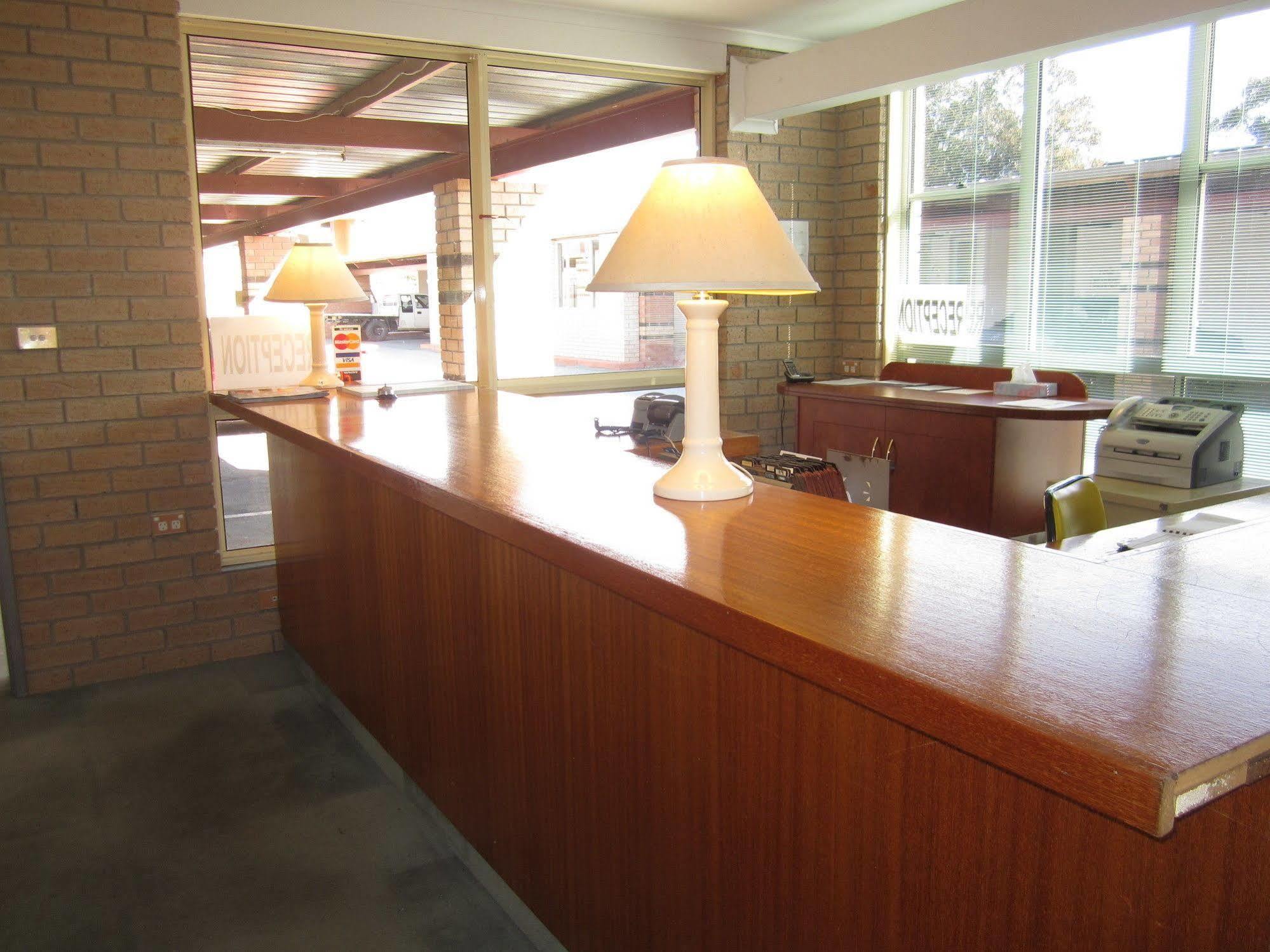 Canberra Lyneham Motor Inn ภายนอก รูปภาพ