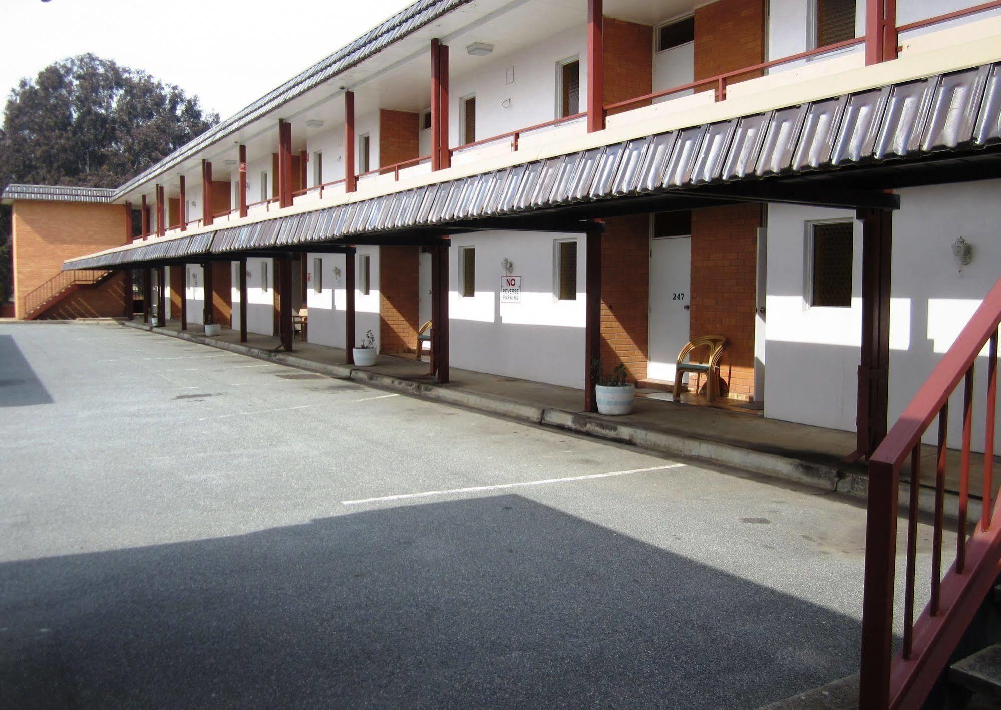 Canberra Lyneham Motor Inn ภายนอก รูปภาพ